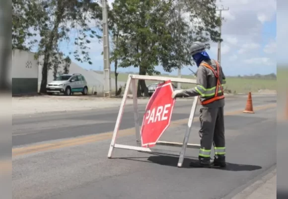 Trânsito na rodovia Ilhéus-Itabuna é alterado durante realização de obra