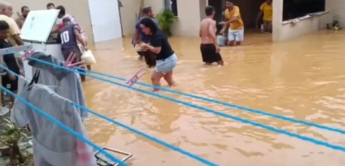 Rio das Almas transborda e alaga ruas em Wenceslau Guimarães