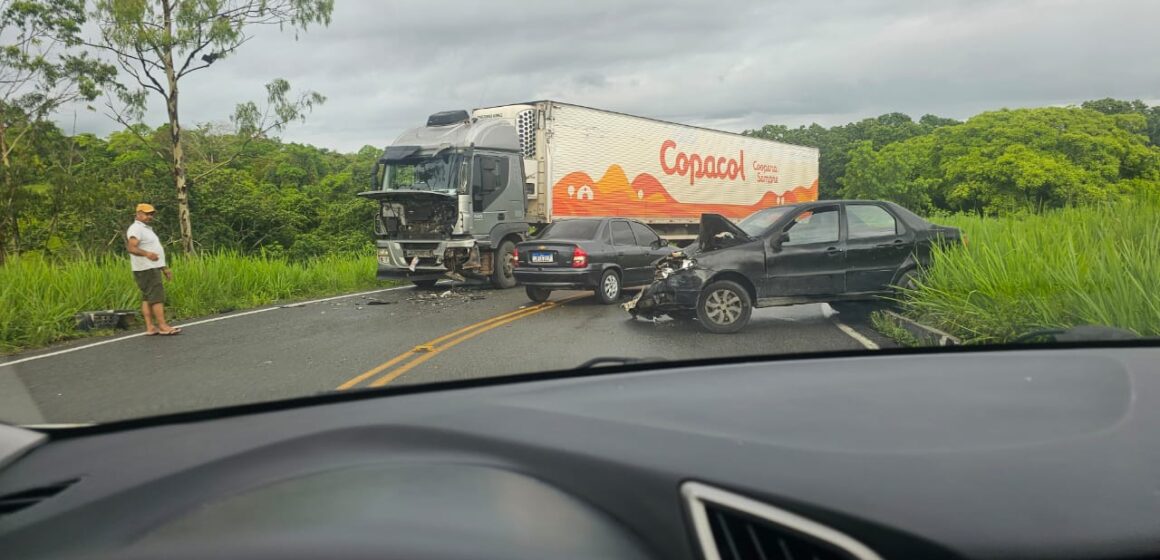 ACIDENTE COM DOIS CARROS E UM CAMINHÃO EM ITABUNA