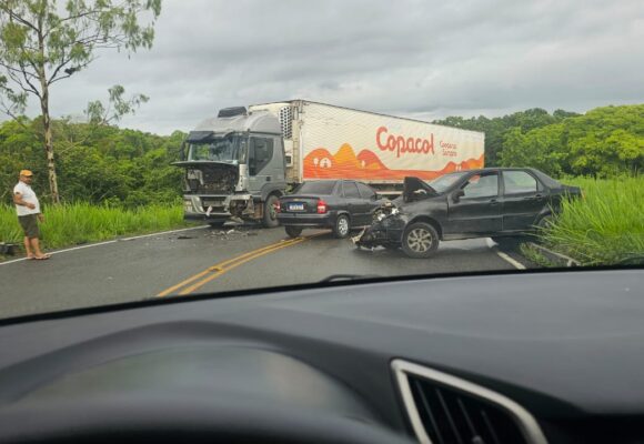 ACIDENTE COM DOIS CARROS E UM CAMINHÃO EM ITABUNA