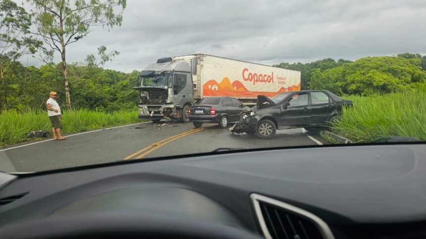 ACIDENTE COM DOIS CARROS E UM CAMINHÃO EM ITABUNA