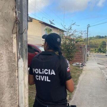 Pai perde controle de carro e prensa filhos contra a parede de casa na Bahia; vítimas morreram