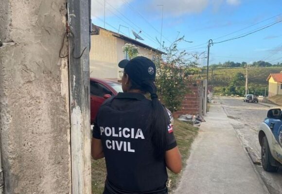 Pai perde controle de carro e prensa filhos contra a parede de casa na Bahia; vítimas morreram